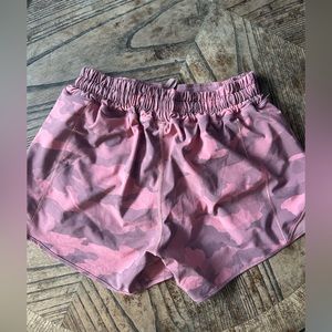 Lululemon Hotty hot low/rise short 4”